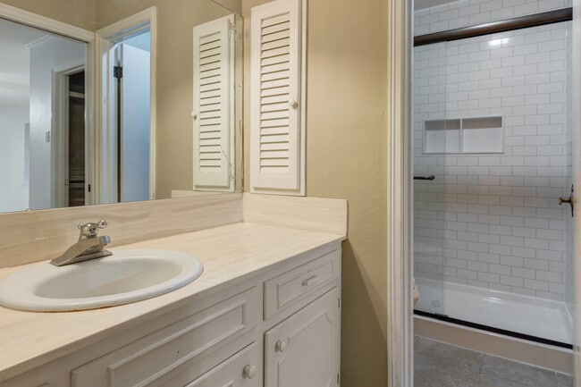 Building Photo - 225 Aurore Ave