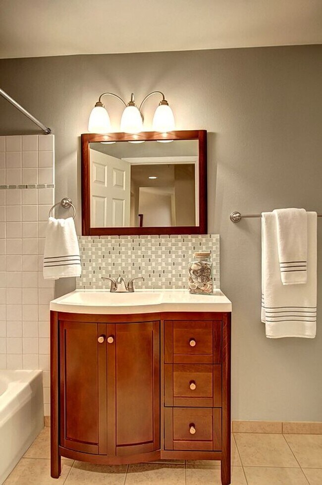 Building Photo - 2Bd/1.75Ba Bothell Condo