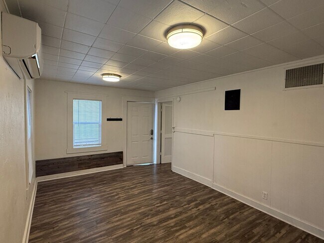 Building Photo - Downtown Bend Darling Cottage – Walk to Everything!