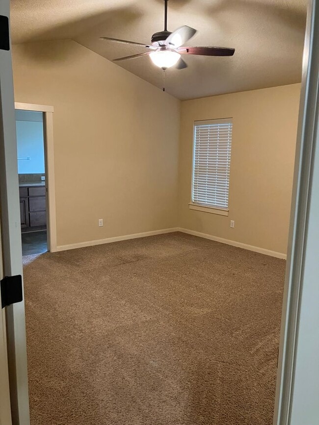 Building Photo - Beautiful Craftsman Style Home in Felida - 3 Bedroom/2.5 Bath - Available for showing on 3/30!