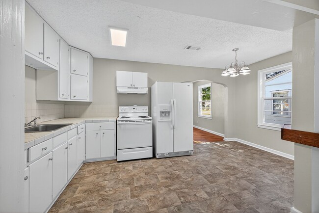 Building Photo - MOVE IN SPECIAL: HALF OFF first full month of rent!!!