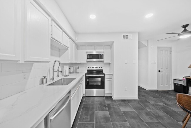 Building Photo - 3831 Landmark Dr