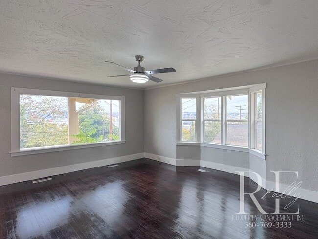 Building Photo - Charming Upper Unit with Modern Kitchen, Wraparound Layout & Walkable to PSNS