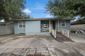 Building Photo - SPACIOUS! LOCATION!