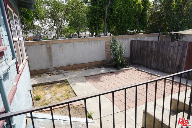 Building Photo - 324 E Lime Ave