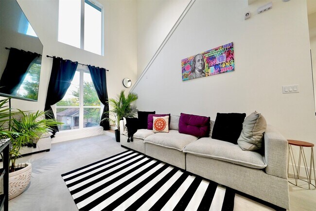 Building Photo - 2205 Staples St