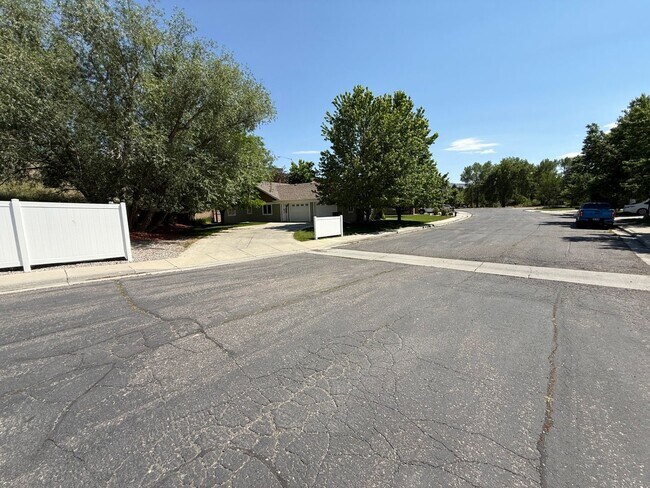 Building Photo - 3 Bed 2 Bath Large Beautiful Home