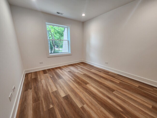 Building Photo - 915 Shorewood