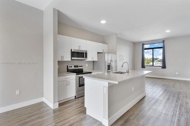 Building Photo - 444 E 16th St