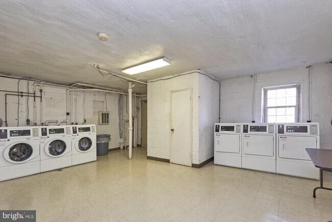 Building Photo - 1322 Fort Myer Dr