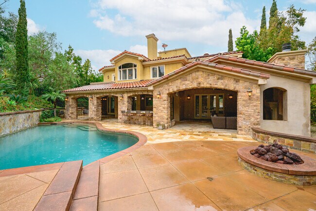 Building Photo - Elegant 5BR Furnished Estate with Pool & G...