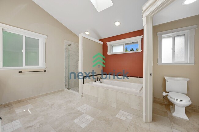 Building Photo - Rare opportunity!! Spacious 3 Bedroom Sammamish Home with 2 bonus rooms, RV Parking & Huge Backyard!