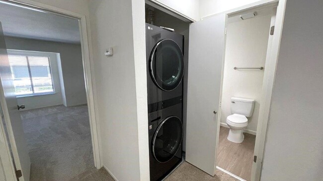Building Photo - Martinez Beautiful 2 bedroom 1.5 bath unit...