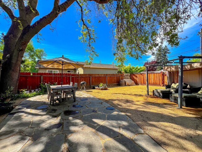 Building Photo - Fully Furnished Modern Home in the Desirable Alphabet Streets