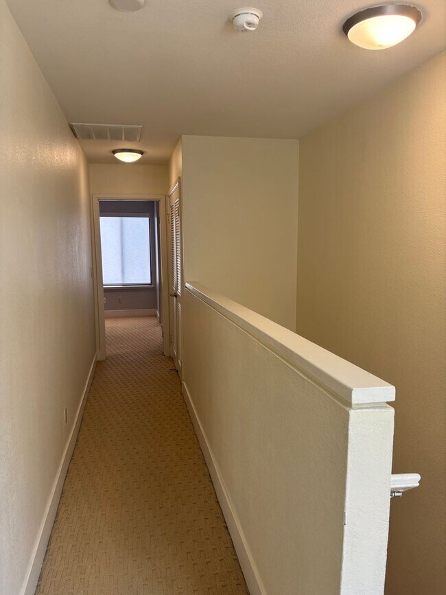 Building Photo - Gorgeous Two-Bedroom Condo with Golf Cours...