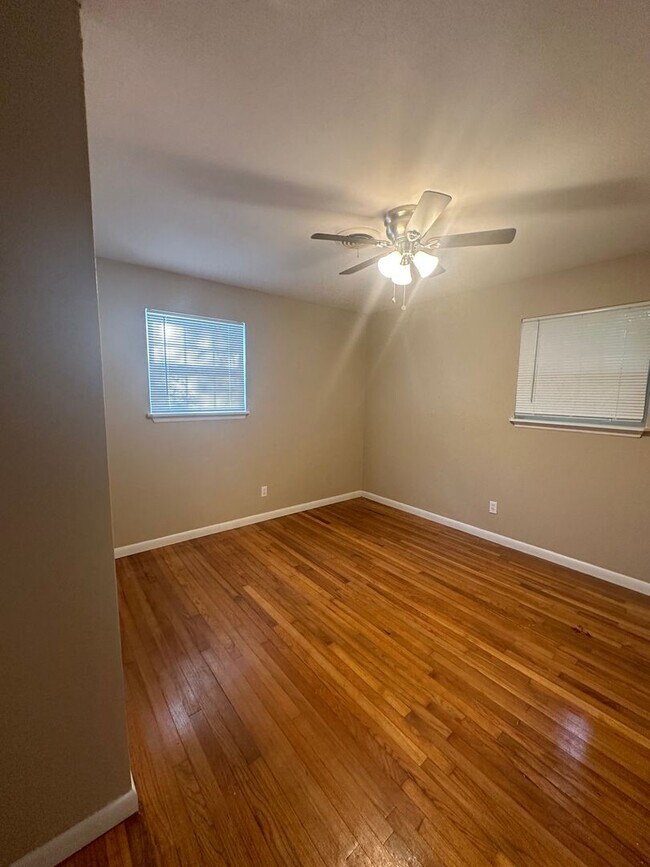 Building Photo - 3 Bedroom 2 Bath home located just off Oca...