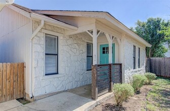 Building Photo - 1605 Dale Cove