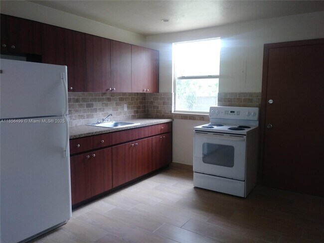 Building Photo - 1541 NE 131st Ln