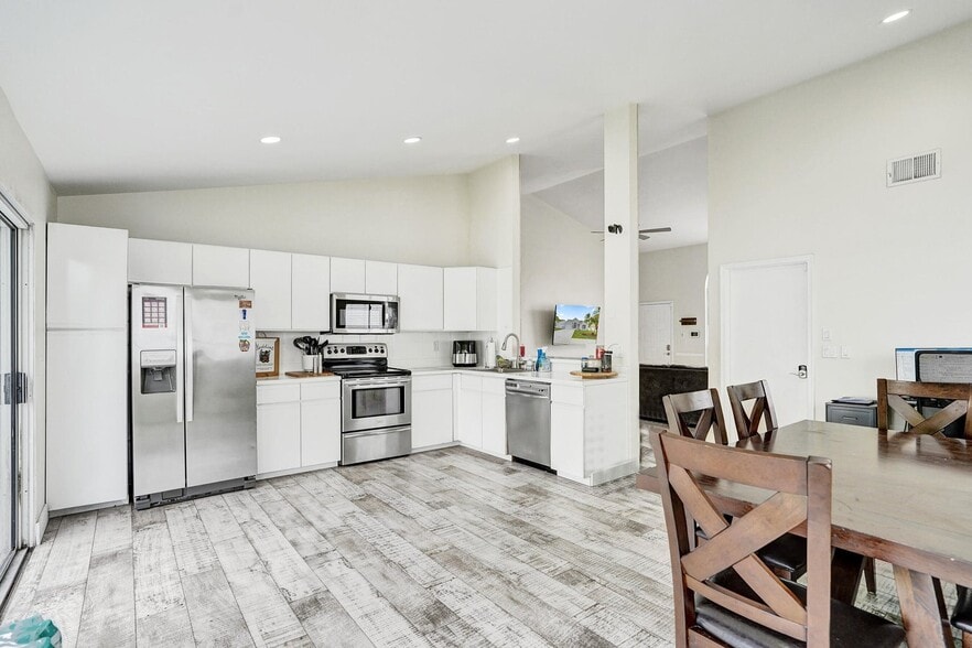 Building Photo - 8467 Dynasty Dr