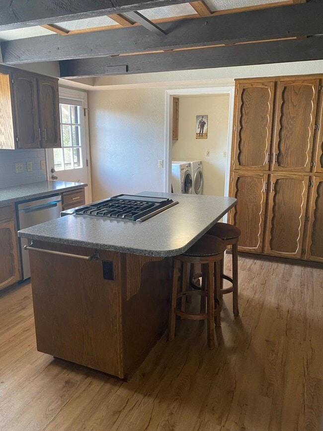 Building Photo - Large 3 Bedroom House