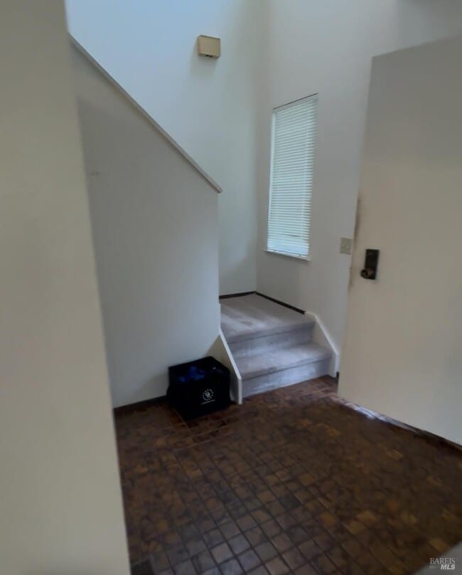 Building Photo - 33 Lakeview Ct