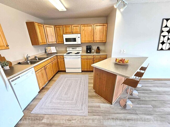 Building Photo - 2 BD, BOTTOM LEVEL, NO STEPS, IN UNIT WASH...