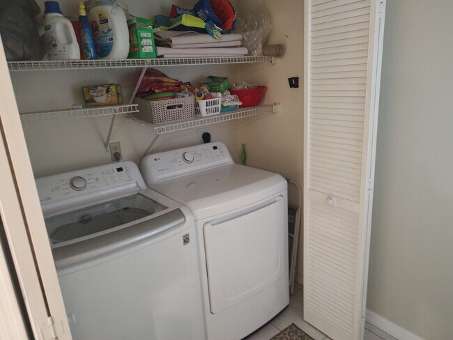 Building Photo - 997 Spinnaker Ct