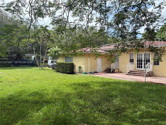 Building Photo - 805 Paradiso Ave