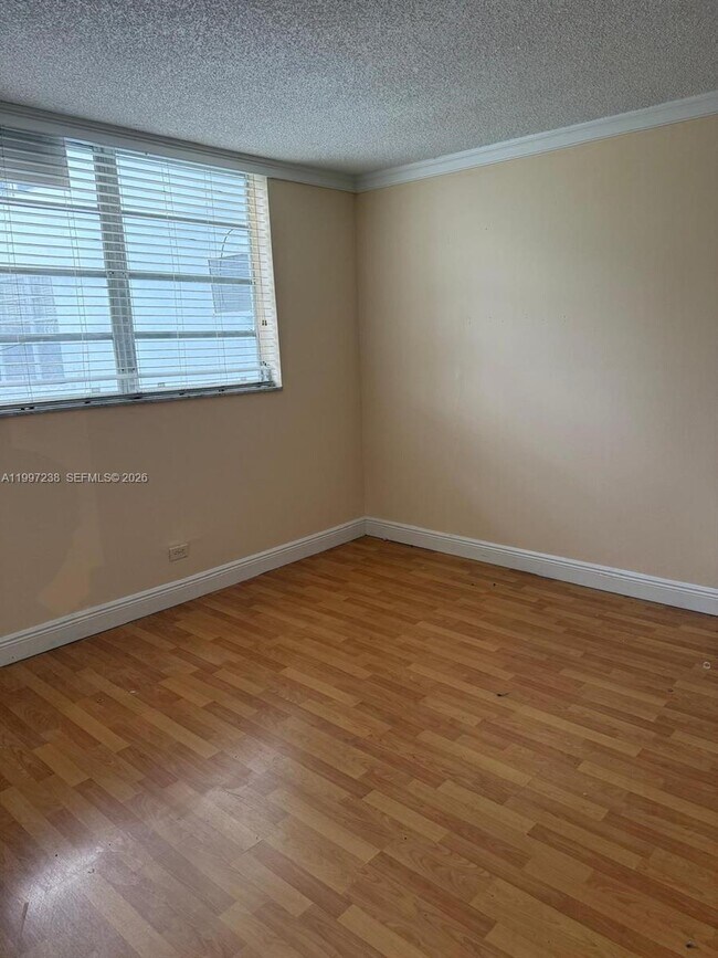 Building Photo - 447 NE 195th St