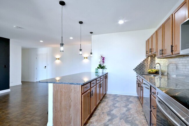 Building Photo - 1301 W Touhy Ave