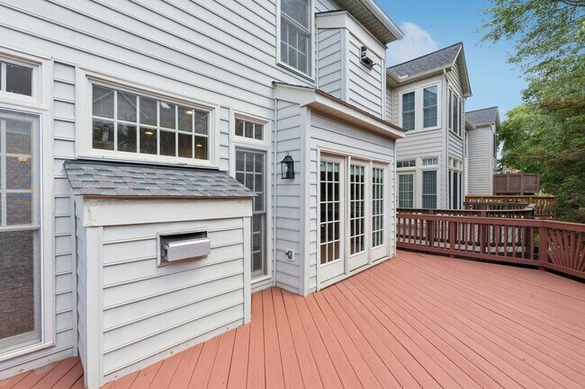 Building Photo - Beautiful 3-level colonial-style town home...