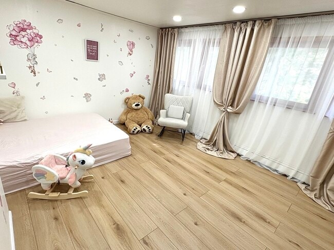 Building Photo - 2 Pat Dr