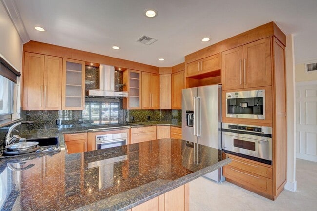 Building Photo - 1121 Bel Air Dr