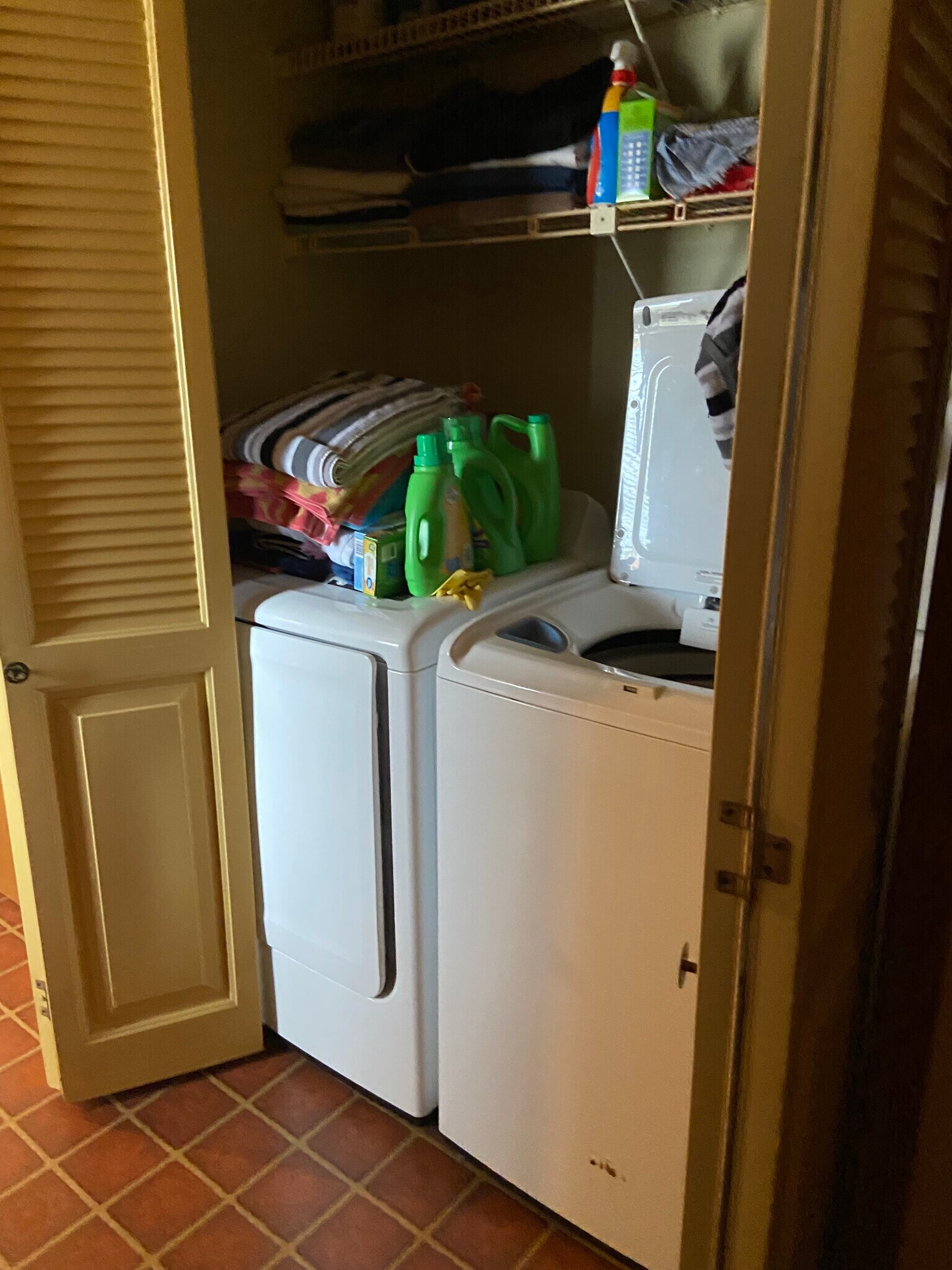 Laundry hook ups - 211 S Spring St