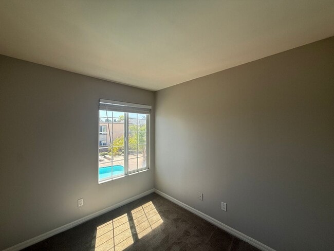 Building Photo - Beautiful 4B/2BA Top Floor Corner Unit wit...
