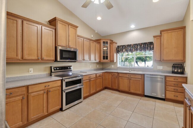 Building Photo - 3221 SE Quay St