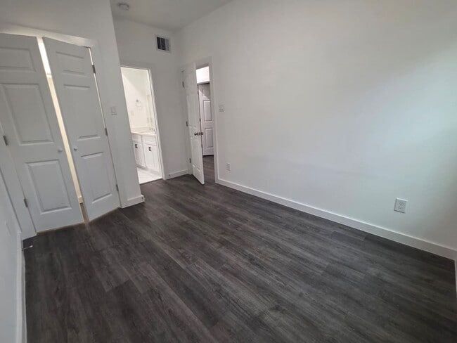 Building Photo - Stunning Duplex with Garage & Modern Finishes