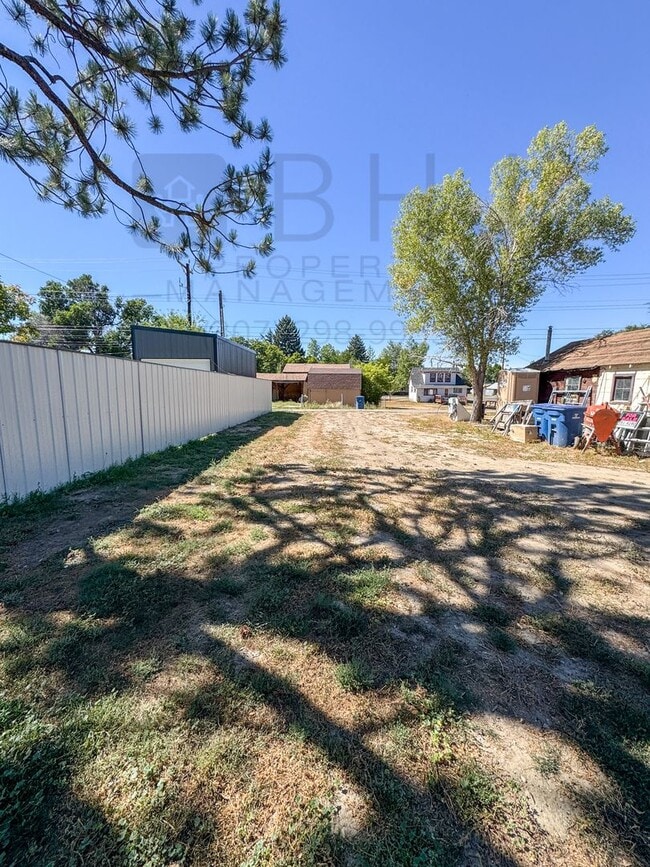 Building Photo - 520 Canby St