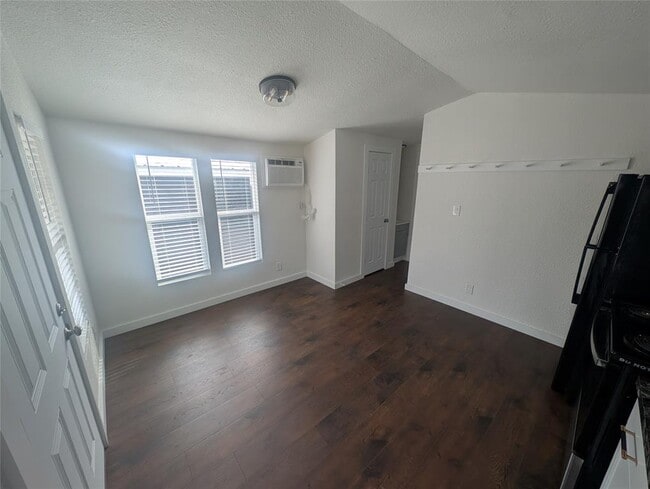 Building Photo - 3019 E 12th St