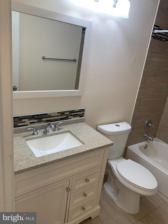 Building Photo - 2 Normandy Square Ct