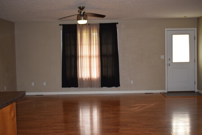 Building Photo - Beautiful 3 Bedroom, 2 Bathroom Home On Mi...