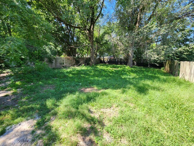 Building Photo - Spacious 3-Bedroom, 1-Bathroom Home AVAILABLE NOW!!