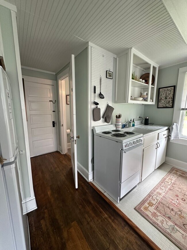 Building Photo - One Bedroom Garage Apartment in 5 Points!!