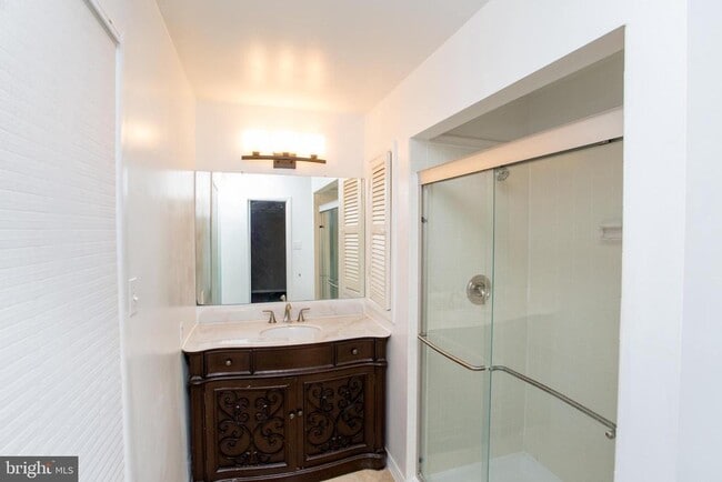 Building Photo - 17 Eden Roc