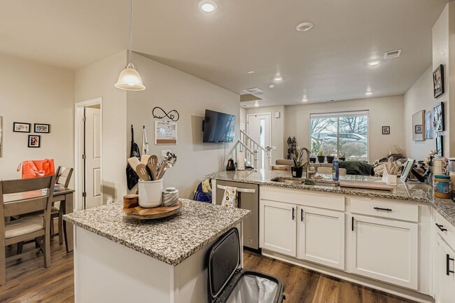 Building Photo - Beautiful two-story luxury townhome in highly sought after Belleview Place. Like new!