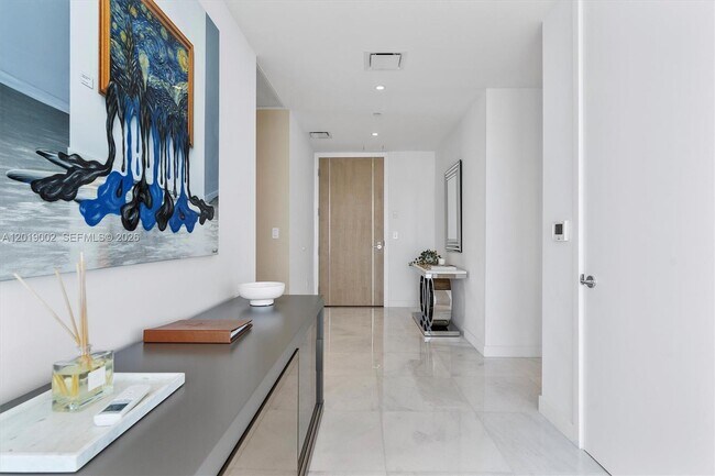 Building Photo - 15701 Collins Ave