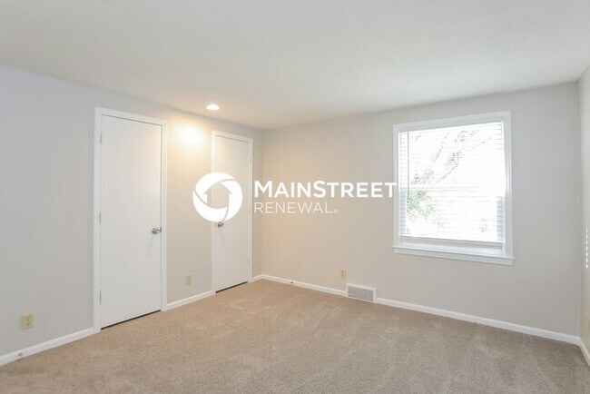 Building Photo - 4 Bedroom Pet-Friendly Home in Kansas City, MO with Main Street Renewal