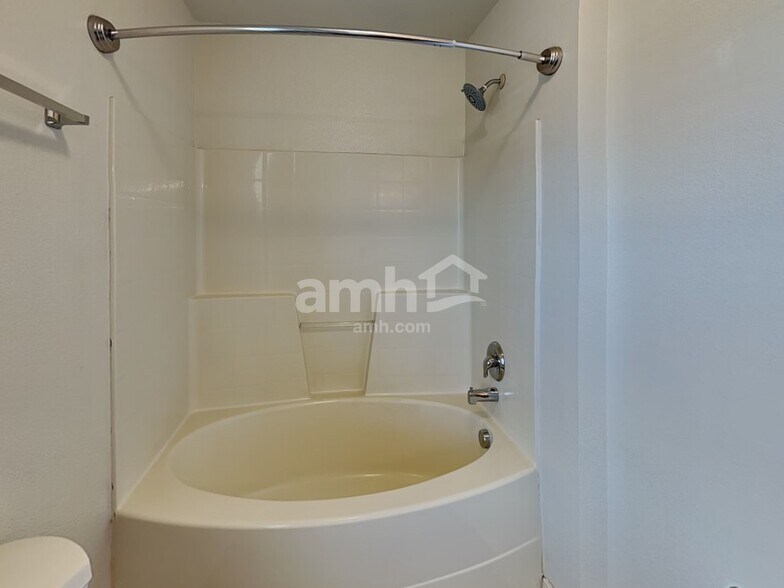 Building Photo - 1285 N Meadowhills Ave