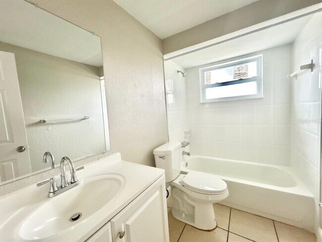 Building Photo - 3323 Fairmount Dr