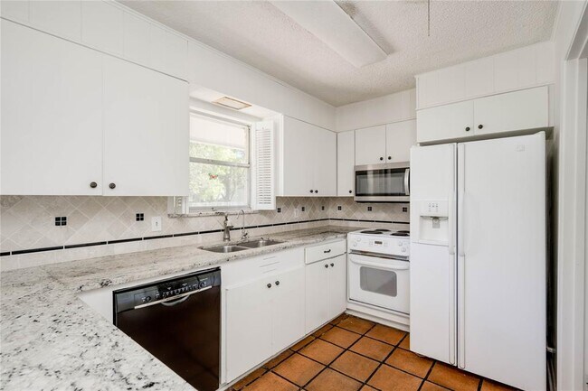 Building Photo - 405 Westbrook Dr